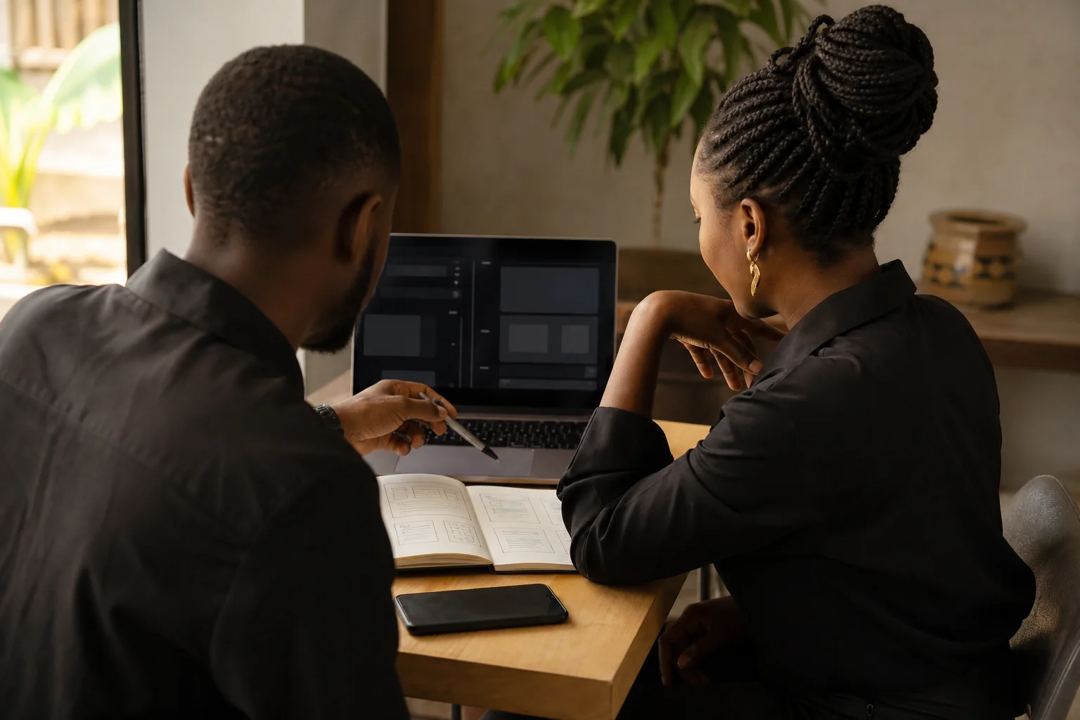 Deux professionnels collaborent à la conception d'une solution digitale